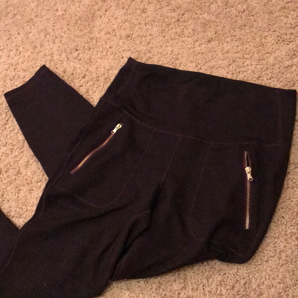 black/maroon activewear leggings w/ zipper pockets